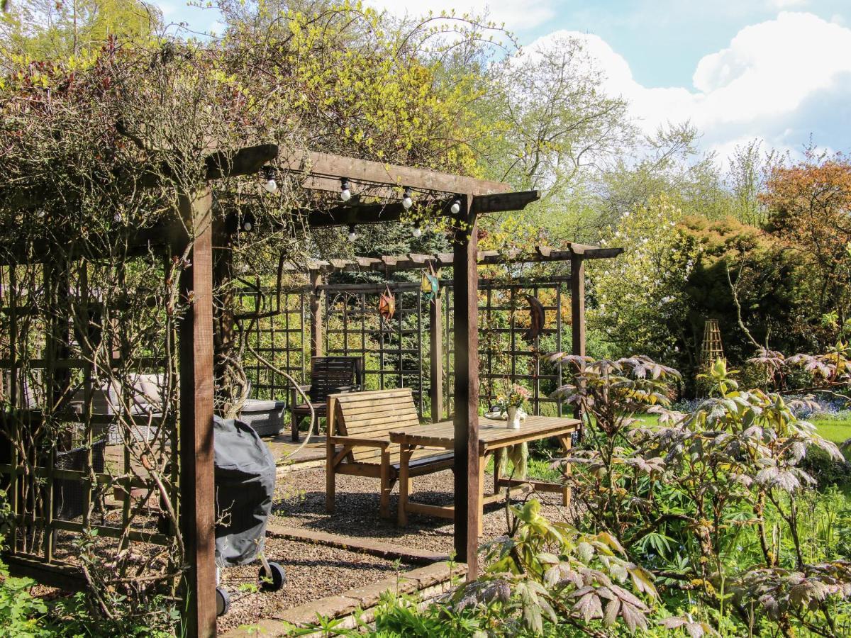 The Garden Lodge Бриджнорс Экстерьер фото
